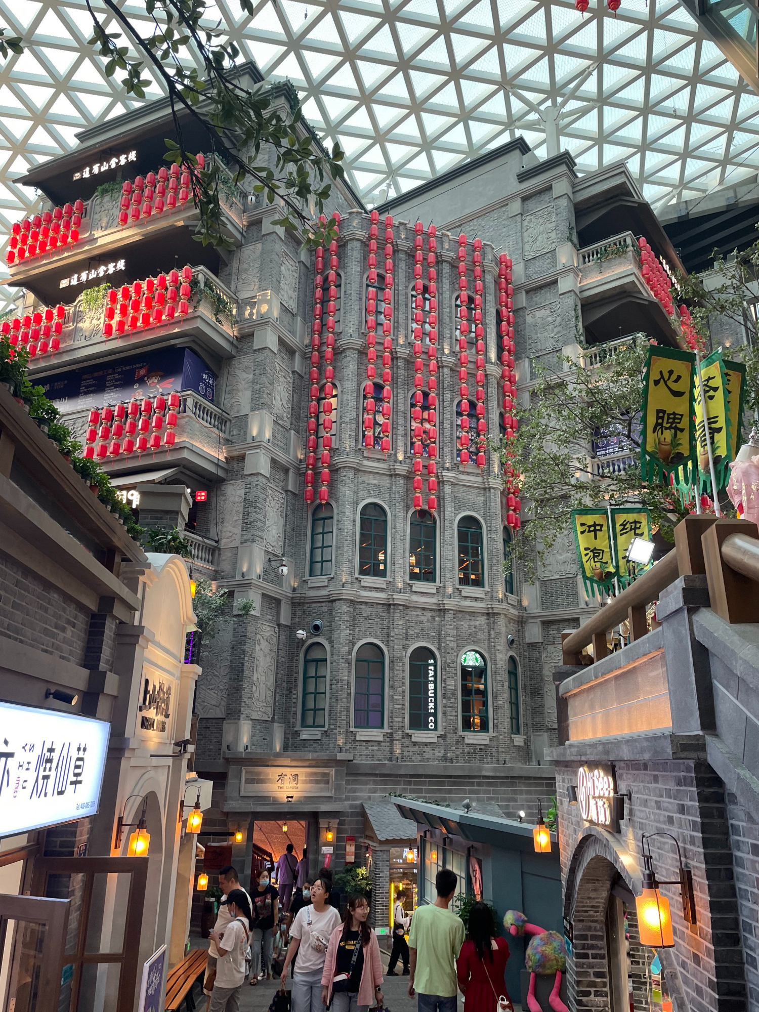 长春一座商场,把山搬进商城,室内版的重庆洪崖洞,逛商场的爬山