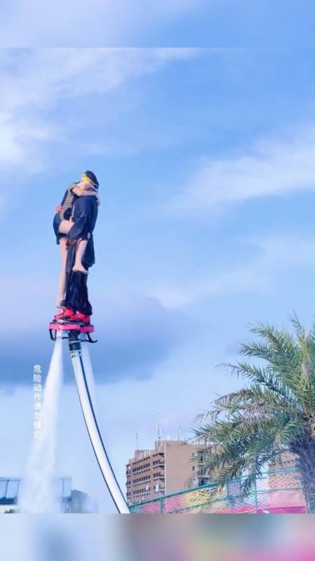 二师兄抱着美女玩水上飞人接下来一个动作让人多想了