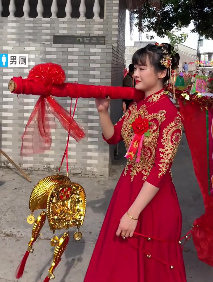 潮汕女孩扛大旗,人前光鲜亮丽,背后的艰辛只有自己知道-度小视
