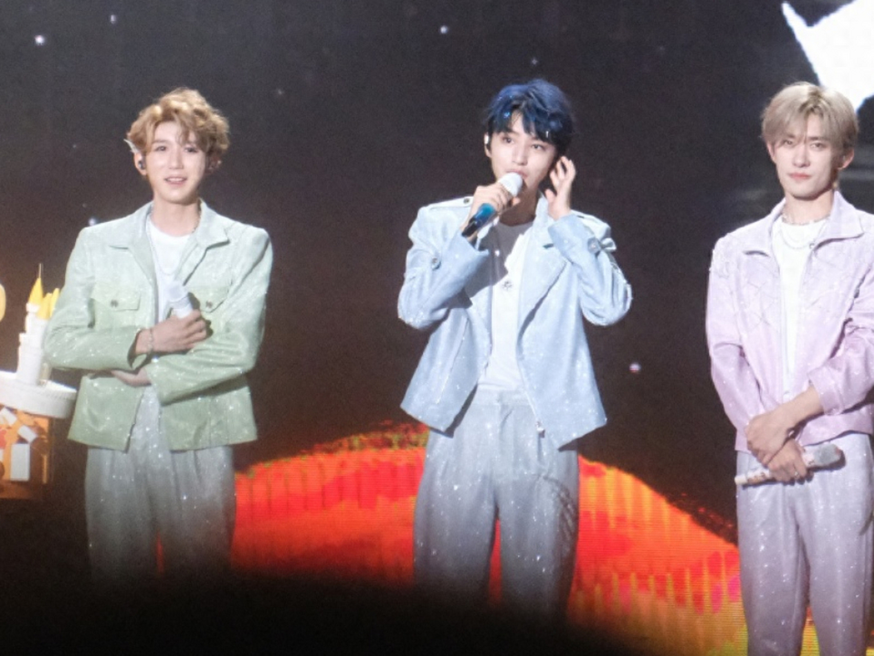 陈意礼晒出观看tfboys演唱会的照片,被质疑门票是王源送的,目前该