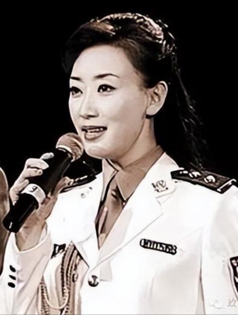 广东"最美警花"王菲,委身大老虎甘愿做情妇,敛财上亿双双落网-度小视