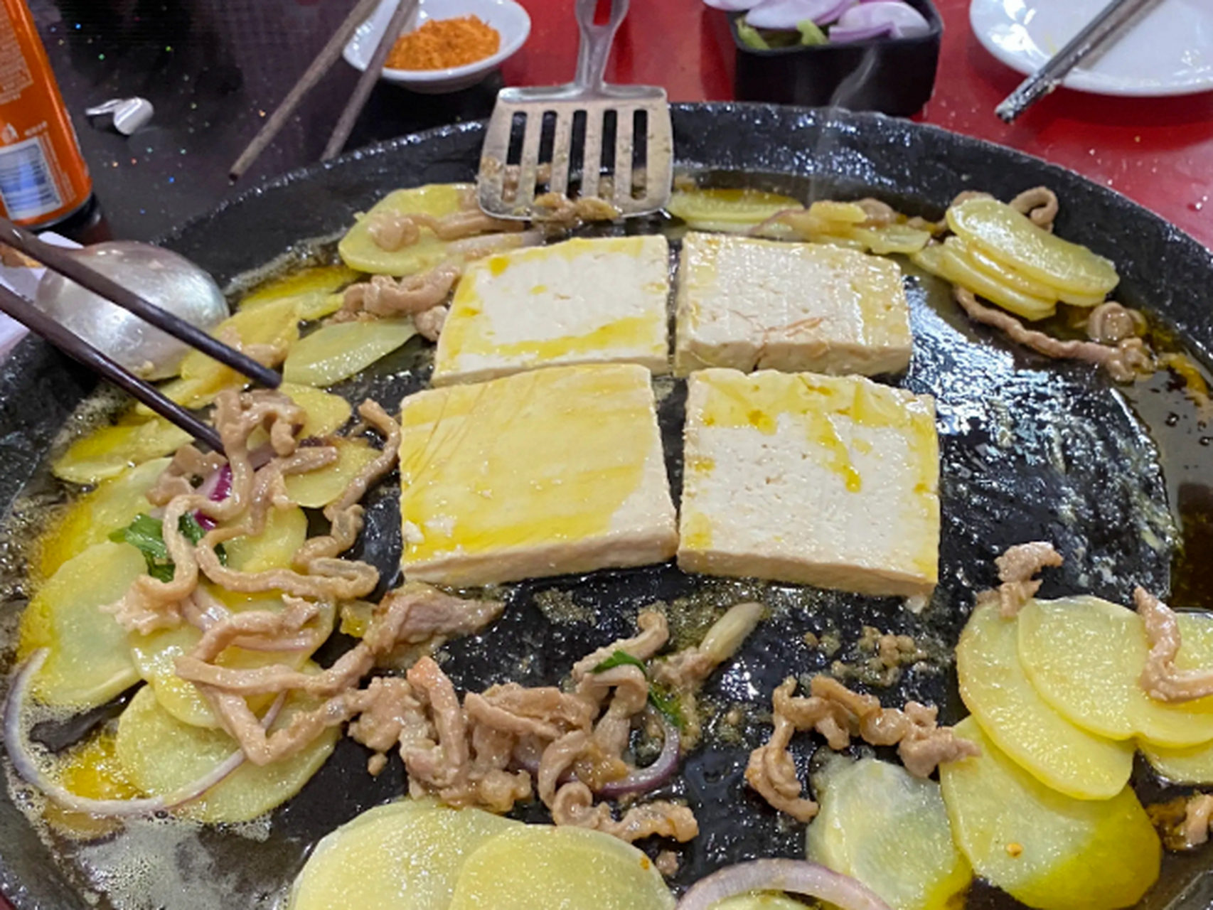 水城烙锅,这道来自贵州省六盘水市水城县的特色美食,以其独特的烹饪