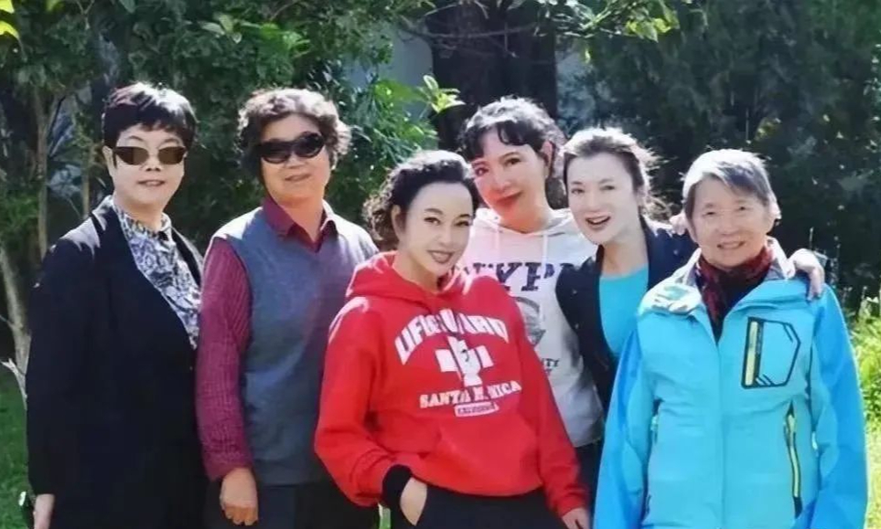 刘晓庆全家福大曝光!她太显嫩和外甥像同辈人
