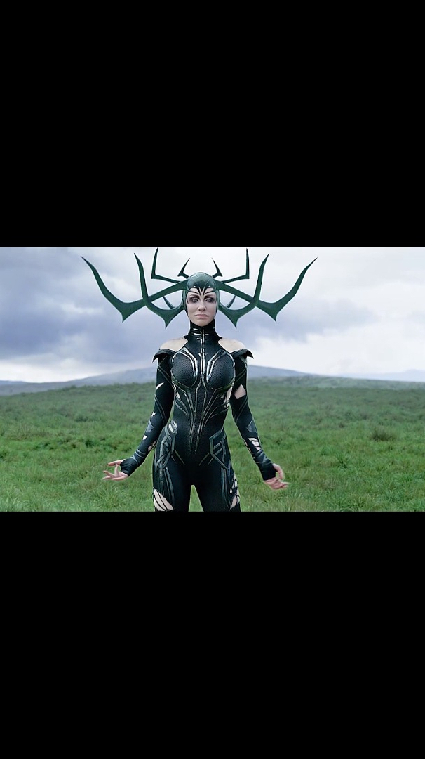 海拉轻而易举就能把雷神锤捏碎