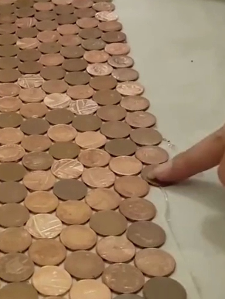最另类省钱的方式,为省钱用7万硬币铺地板