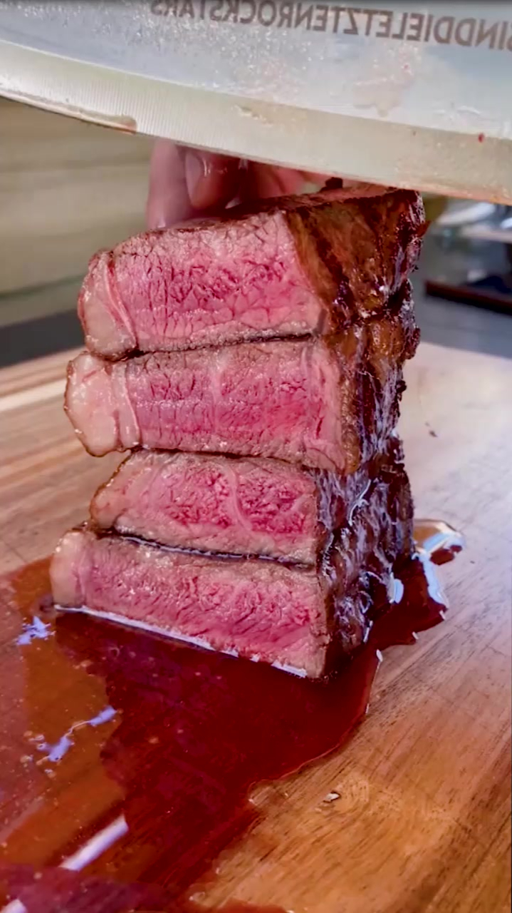 切开还在冒血水的牛排,有人说这是肌红蛋白,吃了不拉肚子吗?-度小视