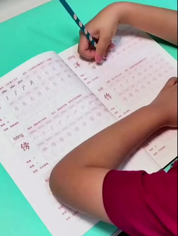 孩子写字勾手腕,试试这个防勾腕手套-度小视