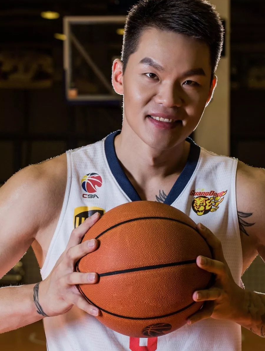 8号朱芳雨——除了抽烟,喝酒,烫头和打架,我其实也会打点篮球5-度小视