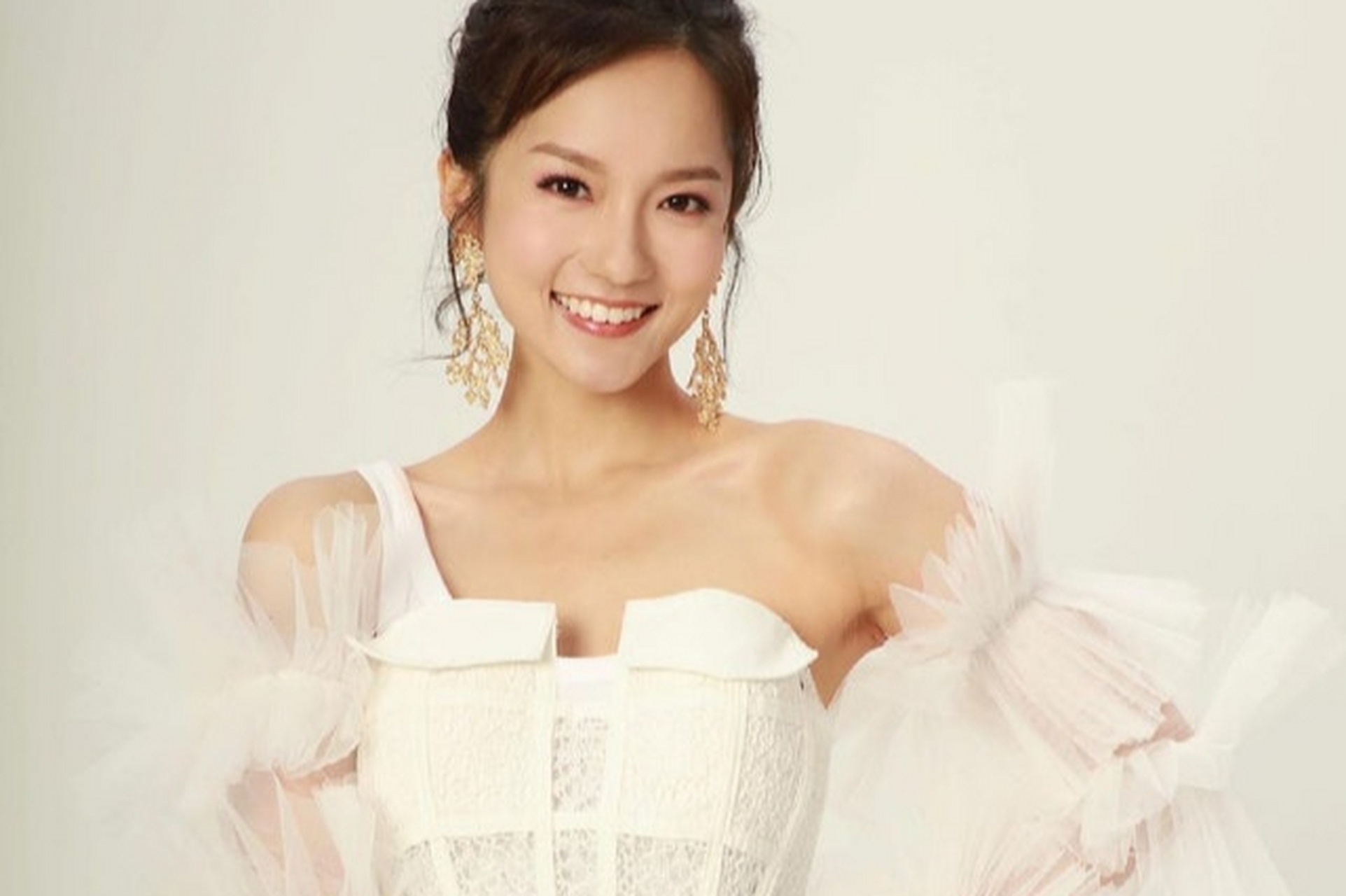 邓卓殷和郭子豪的亲密行为引起议论纷纷,最近一段视频中,邓卓殷正用热