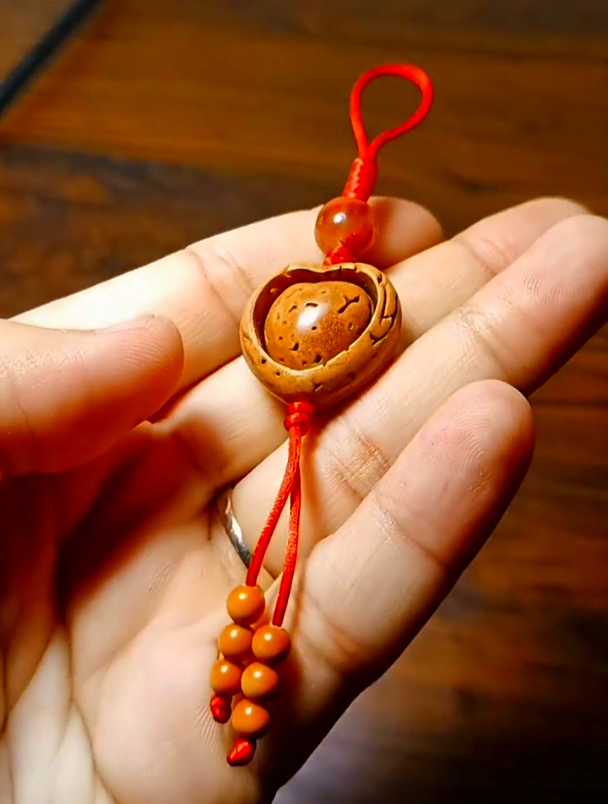 用两个吃完的桃核,雕刻一个精美的小饰品,快学起来吧!