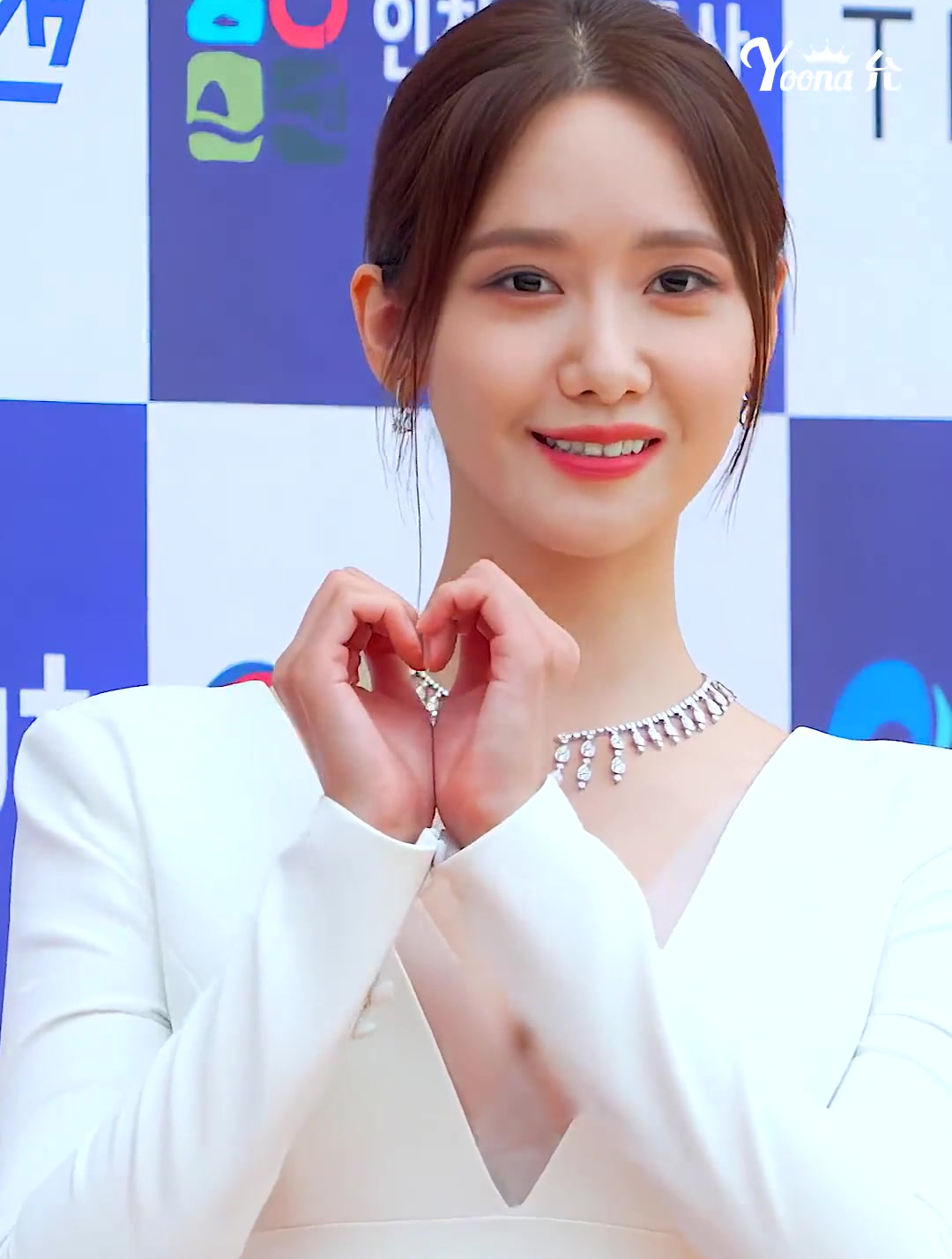 林允儿拍侧颜绝美大片,尽显风情!优雅迷人!-度小视