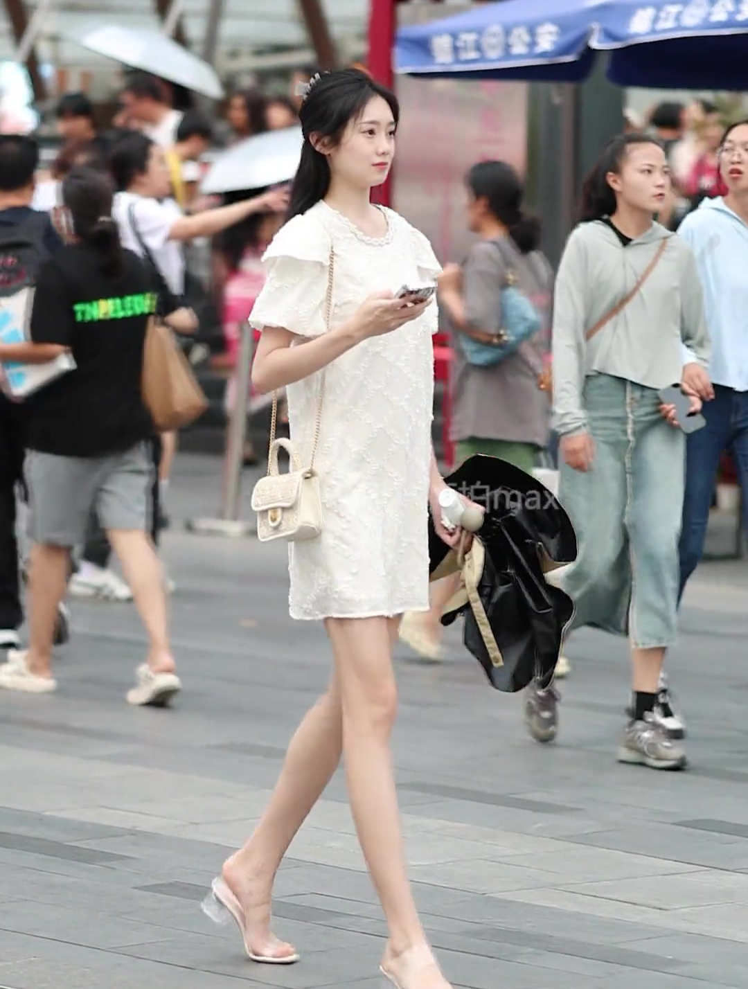 这位小姐姐真好看.时尚街拍美女 大长腿 成都美女