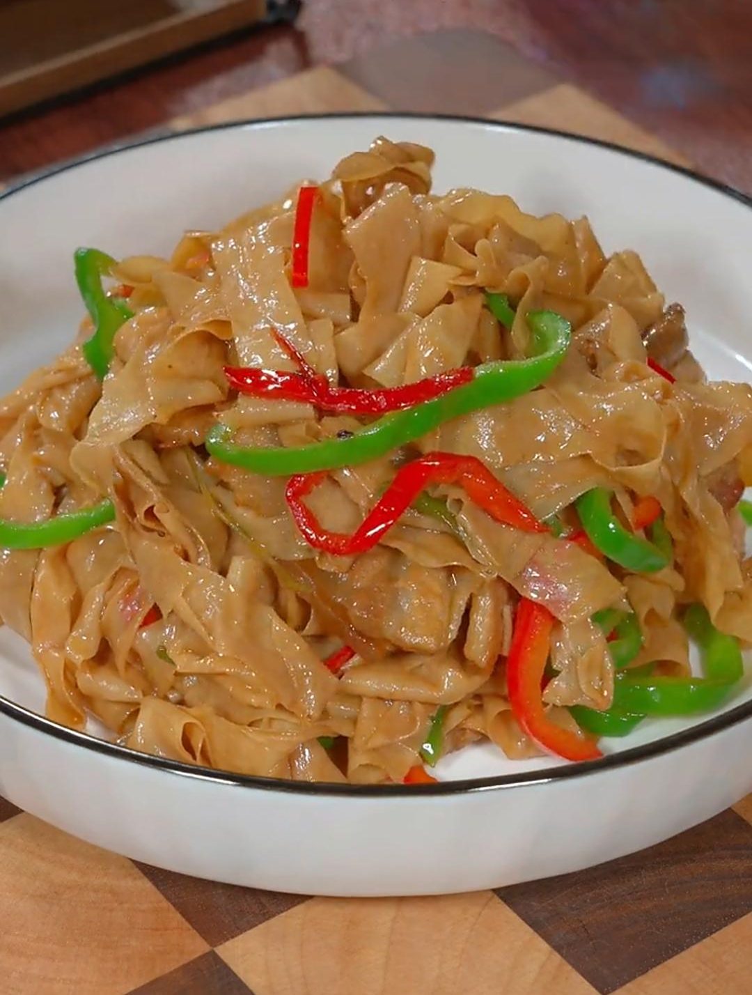 下班回家不知道吃什么,你就试试这个辣椒炒豆皮,简单好吃又下饭