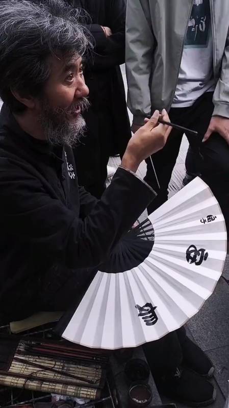 实拍西安扇子哥,随地一座,侃侃而谈,随和自然