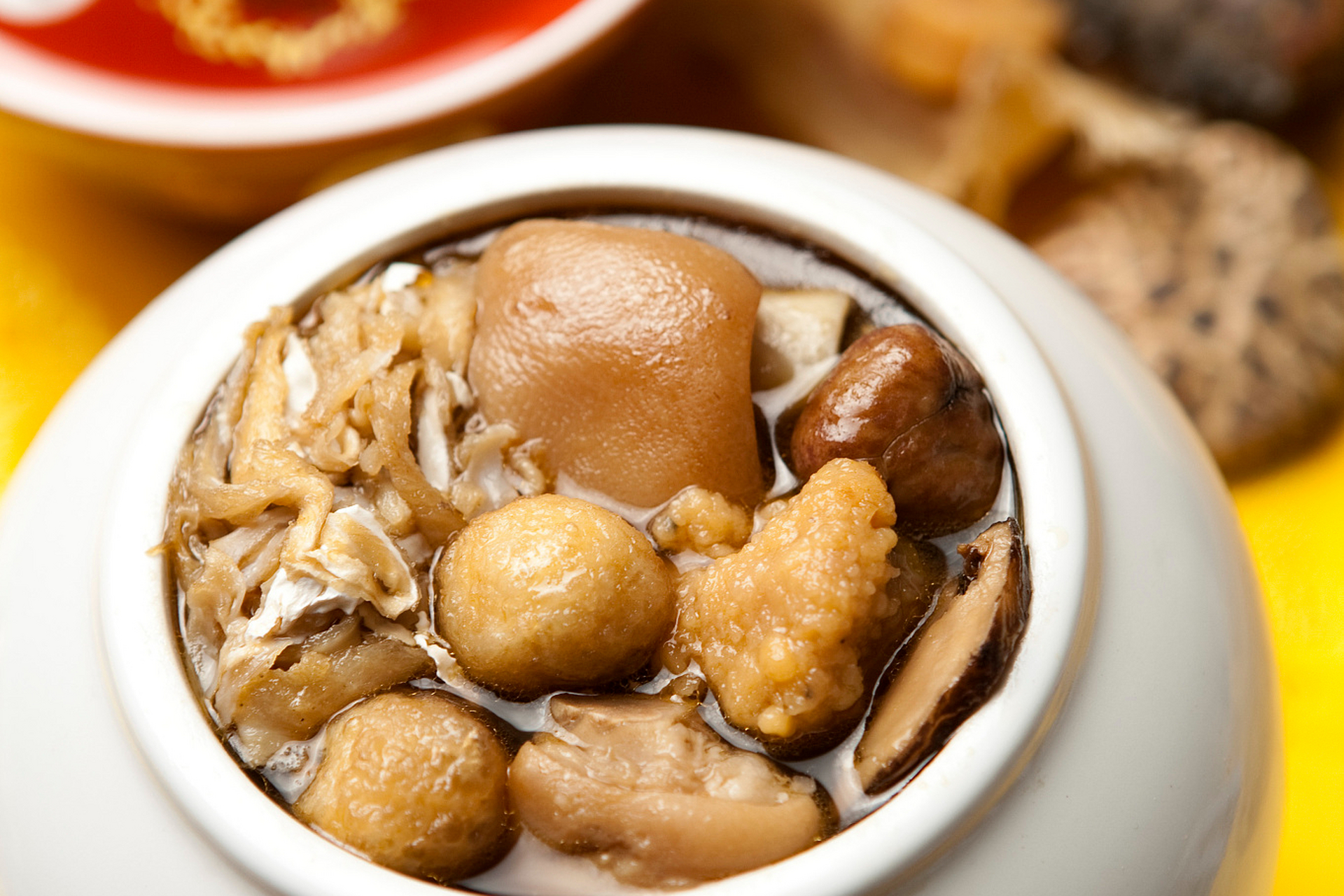 佛跳墙是福建闽菜中的一道经典名菜,由多种海鲜,肉类,蔬菜等食材烹制