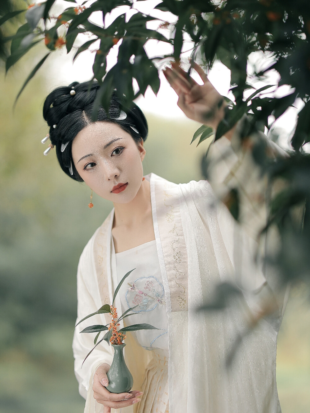 空间文《冠上珠华》在二手古玩市场捡了块玉佩,她竟狗血的穿越了