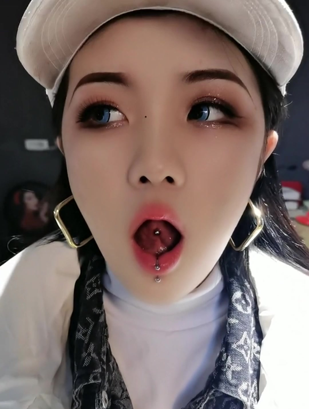 小姐姐展示她的"舌钉",不要问亲亲会不会疼,因为人家单身