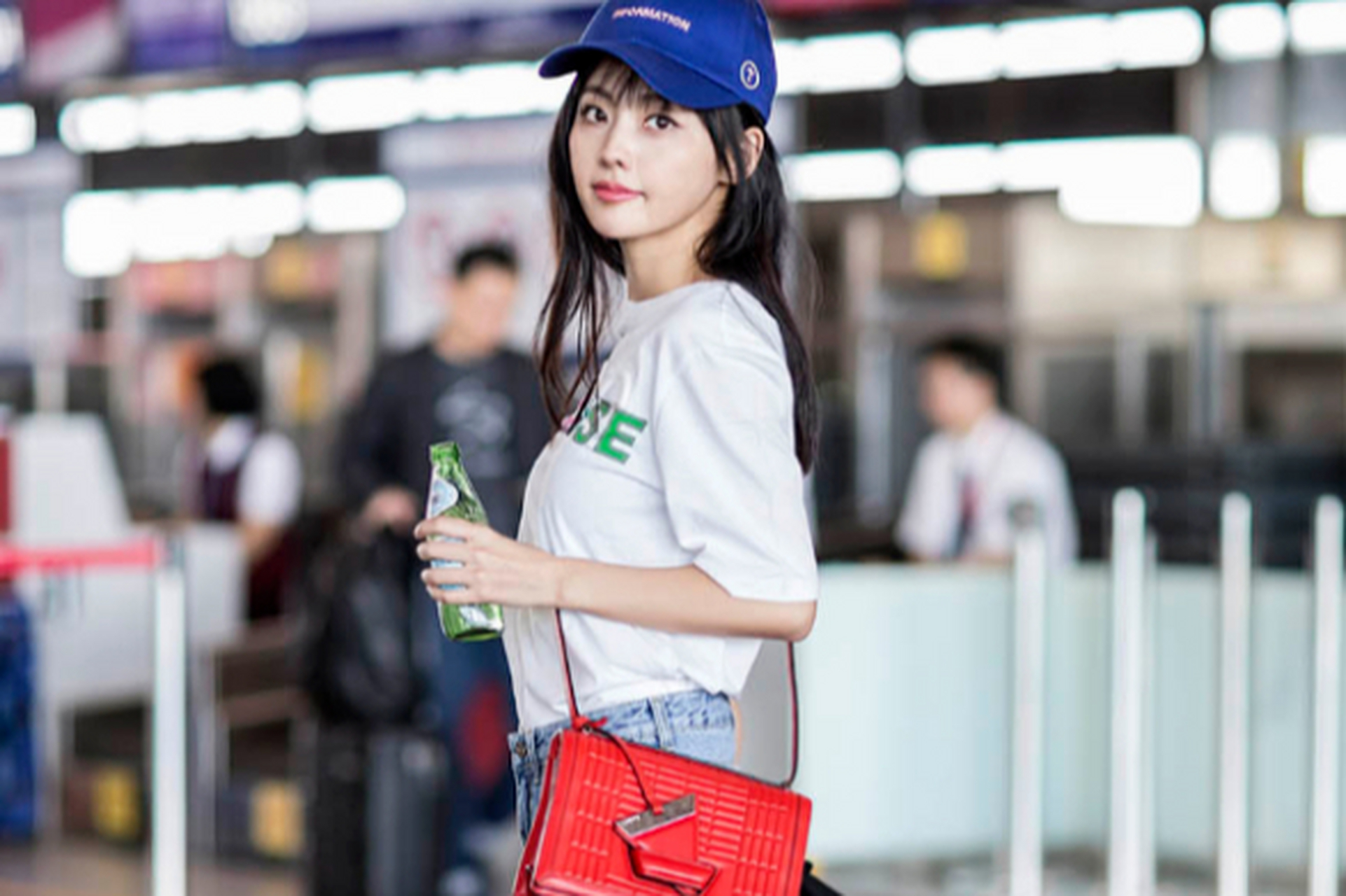 张嘉倪以翻包袱牛仔短裤和纯白短袖的搭配,展现了时尚复古和简约搭配