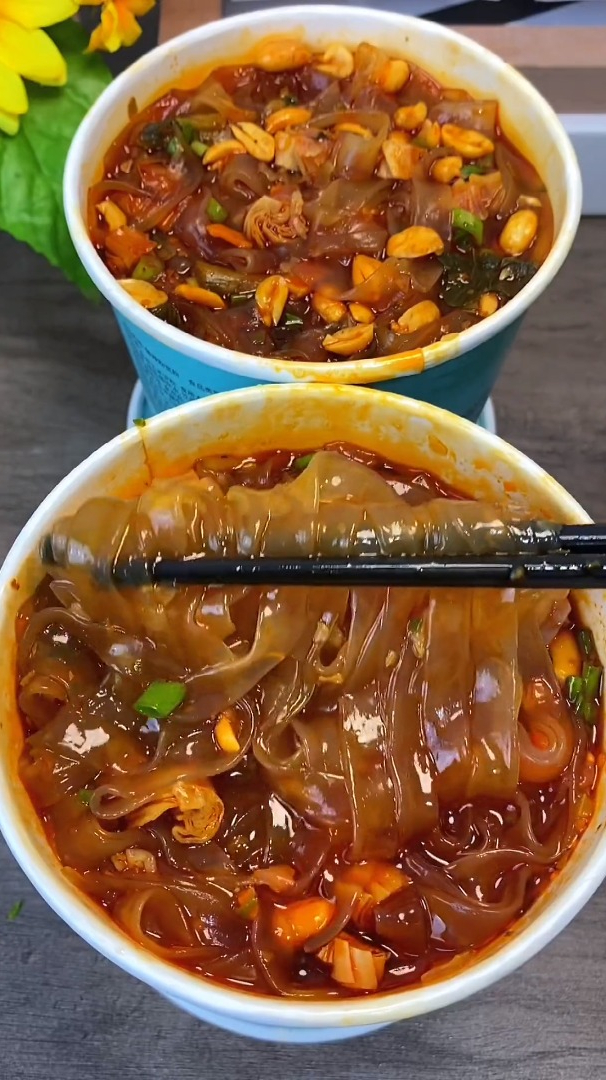 六包料的酸辣宽粉,只需要开水泡五分钟,酸辣爽口