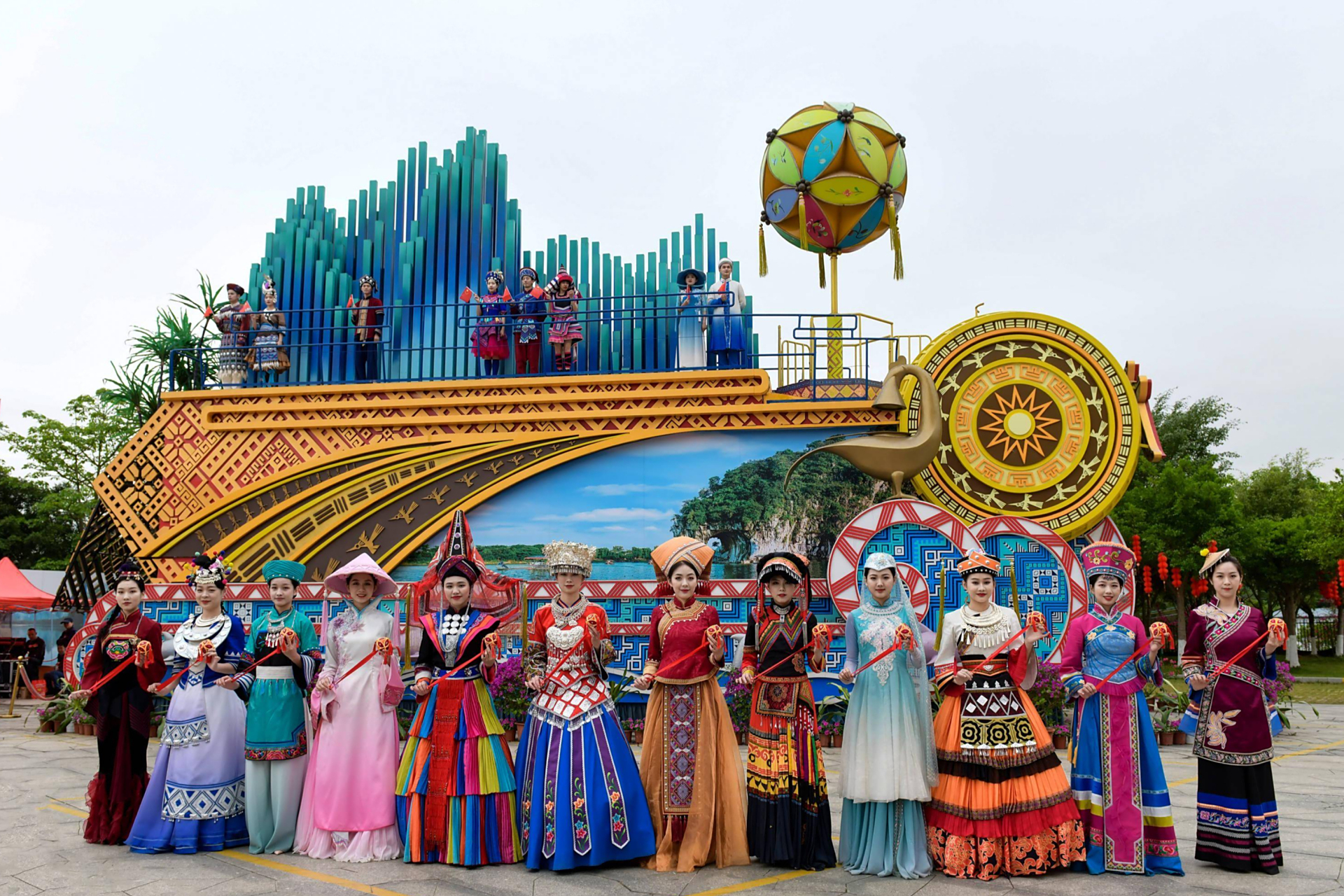 广西三月三是壮族人民的重大节日,庆祝活动包括歌舞表演,抛绣球