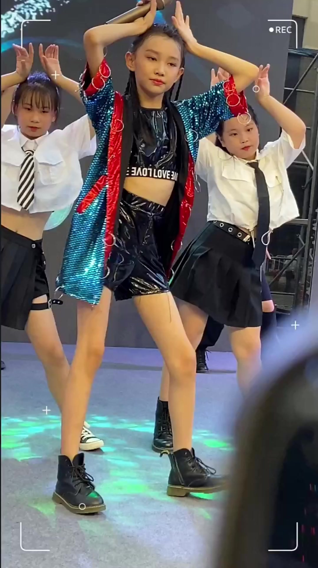 宋小睿唱歌这身装扮有点不配她了这次造型做的一般啊