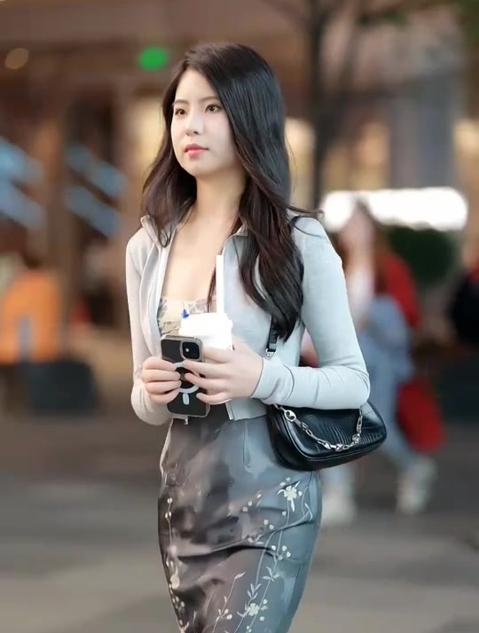 街拍美女穿搭:小姐姐穿包臀裙,身材苗条却肉感十足