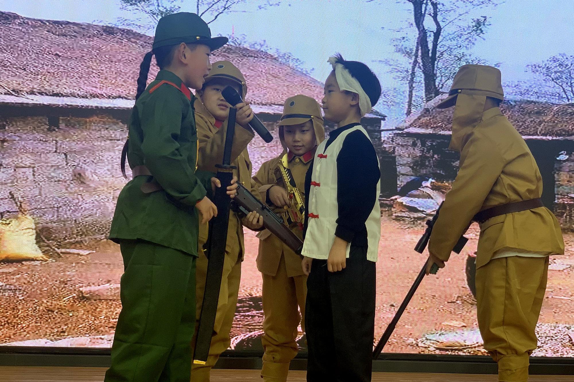 武汉市郭茨口小学学生,展示红色寒假作业,感受党史教育