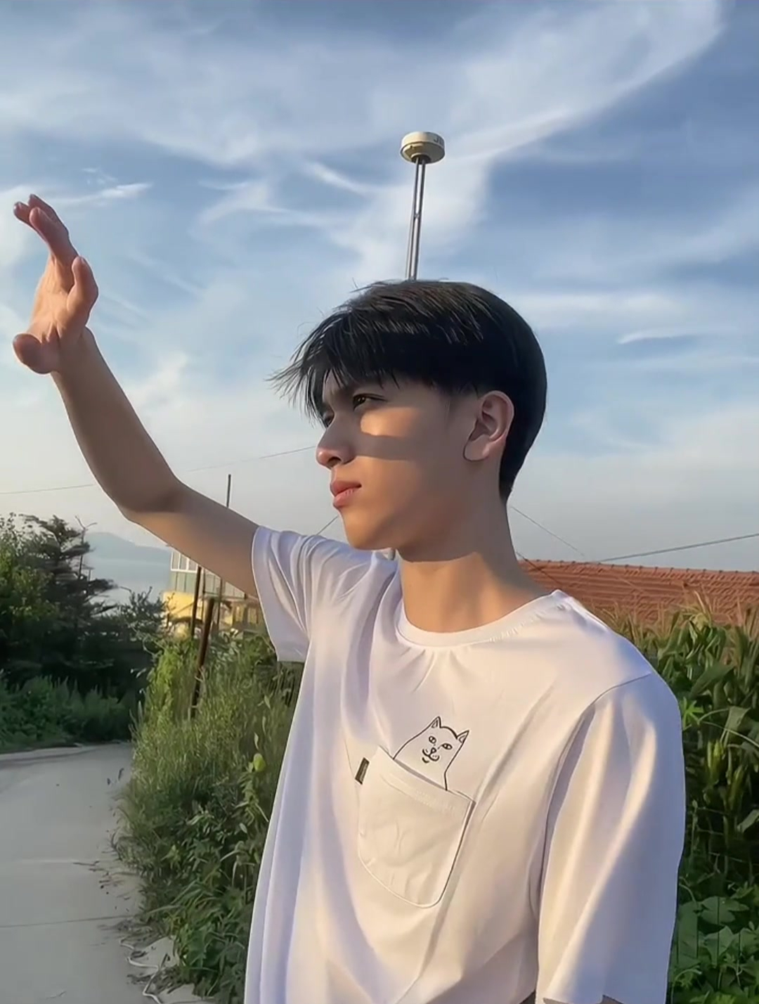 青春疼痛文学男主赵英博,淡颜清冷系长相的男生,自带忧郁氛围感