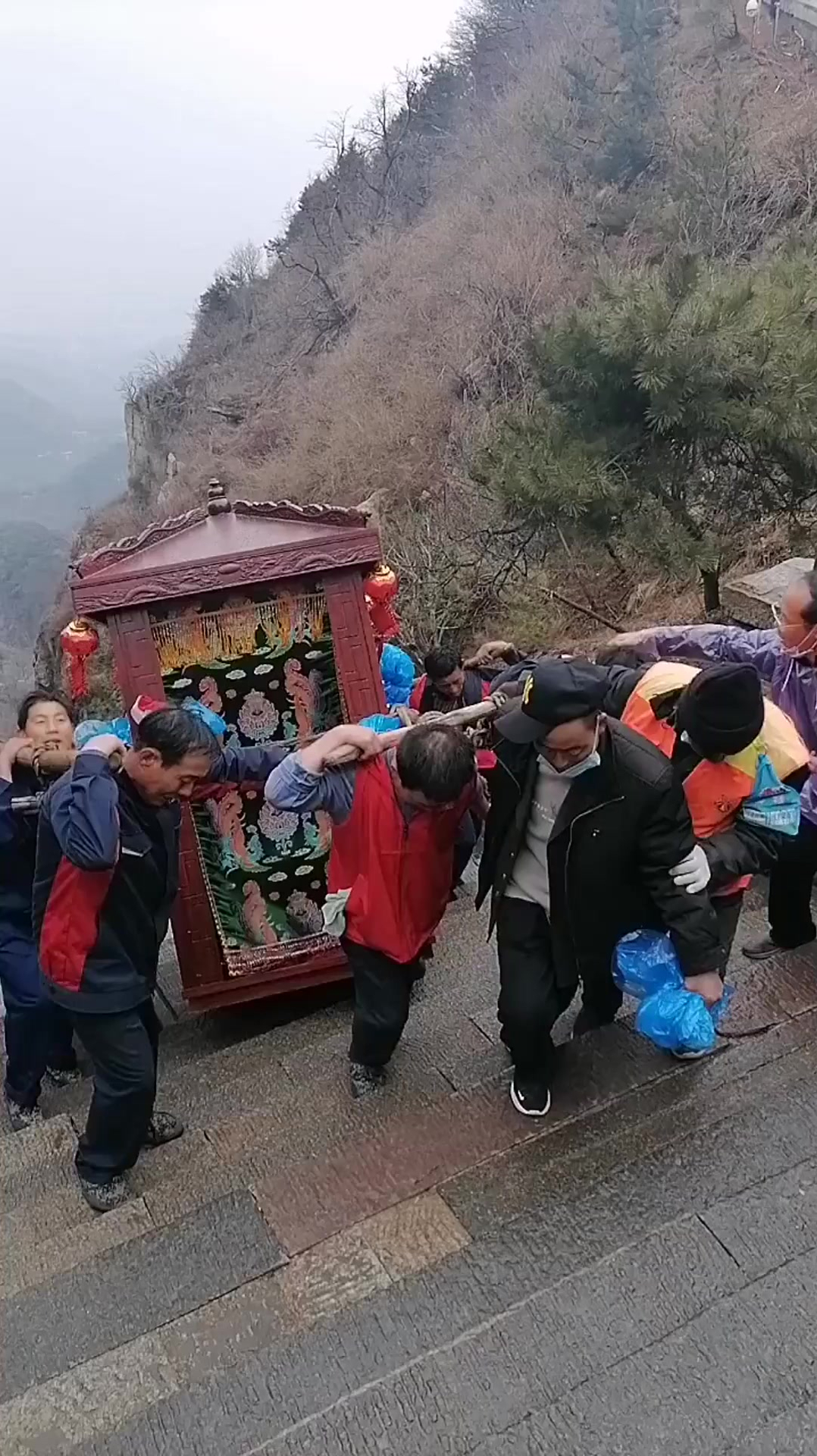 八人抬轿上泰山,看见这一幕,瞬间泪目了