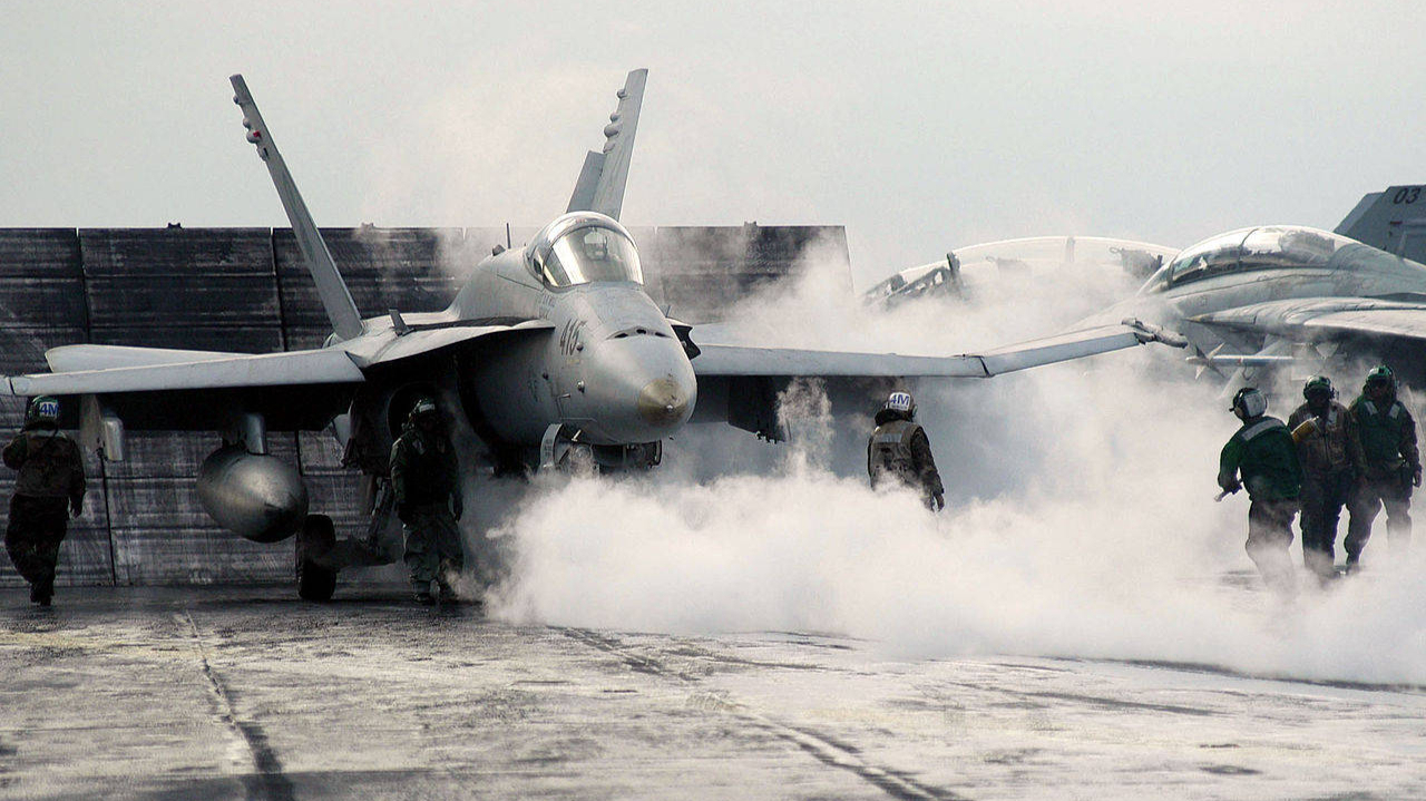 航空母舰通过蒸汽弹射器将舰载机发射升空需要哪些步骤?