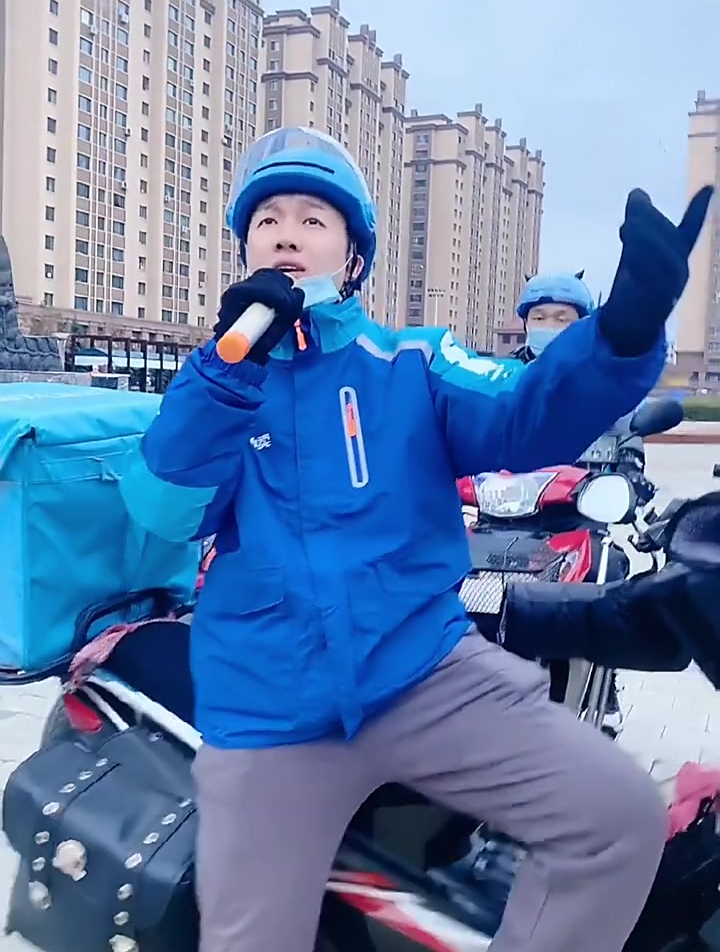 外卖小哥爱唱歌《阿依莫》演唱:大心-度小视