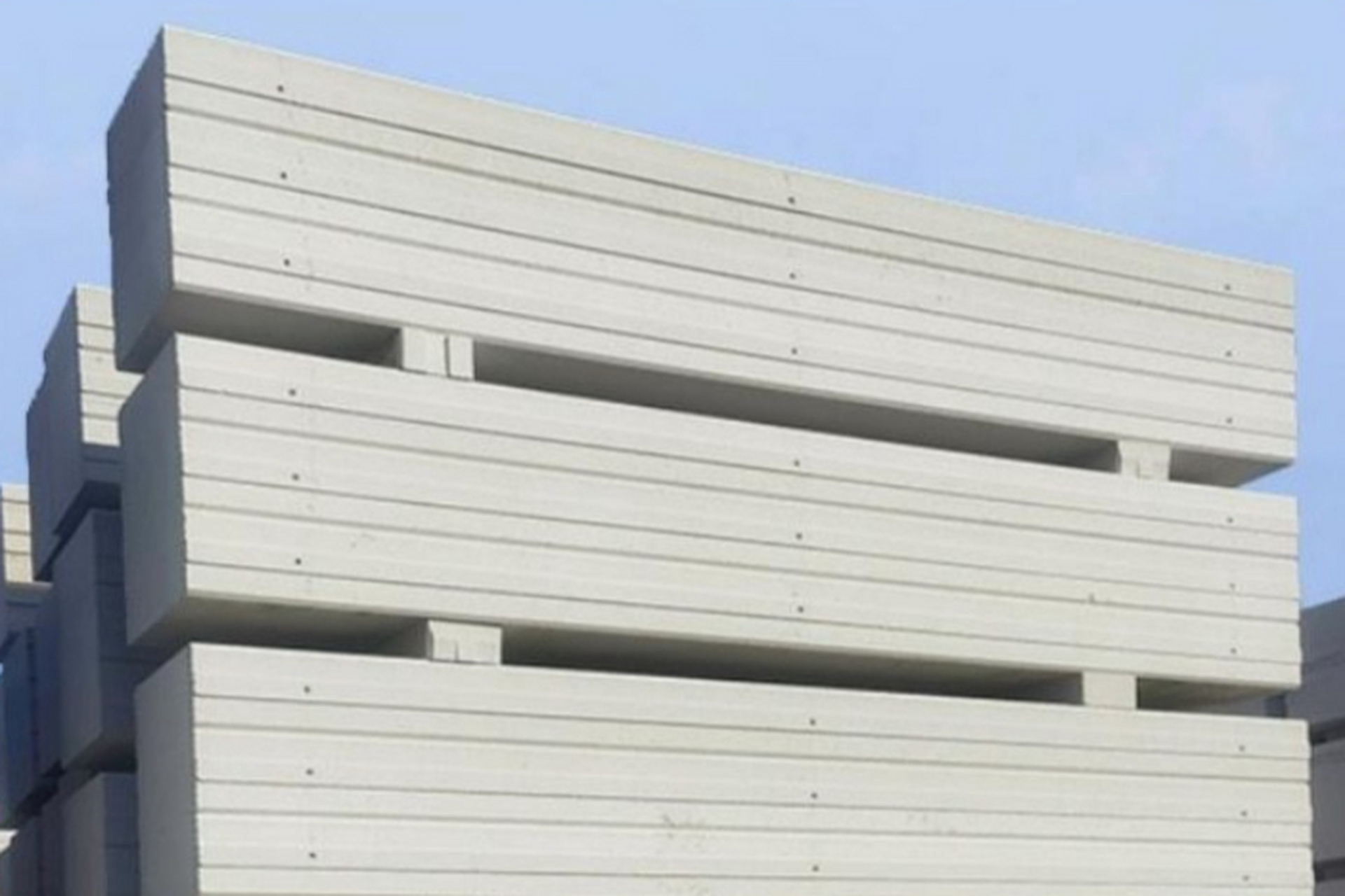 alc预制隔墙板施工需严格按规范操作处理,注意分缝,填充沥青油膏