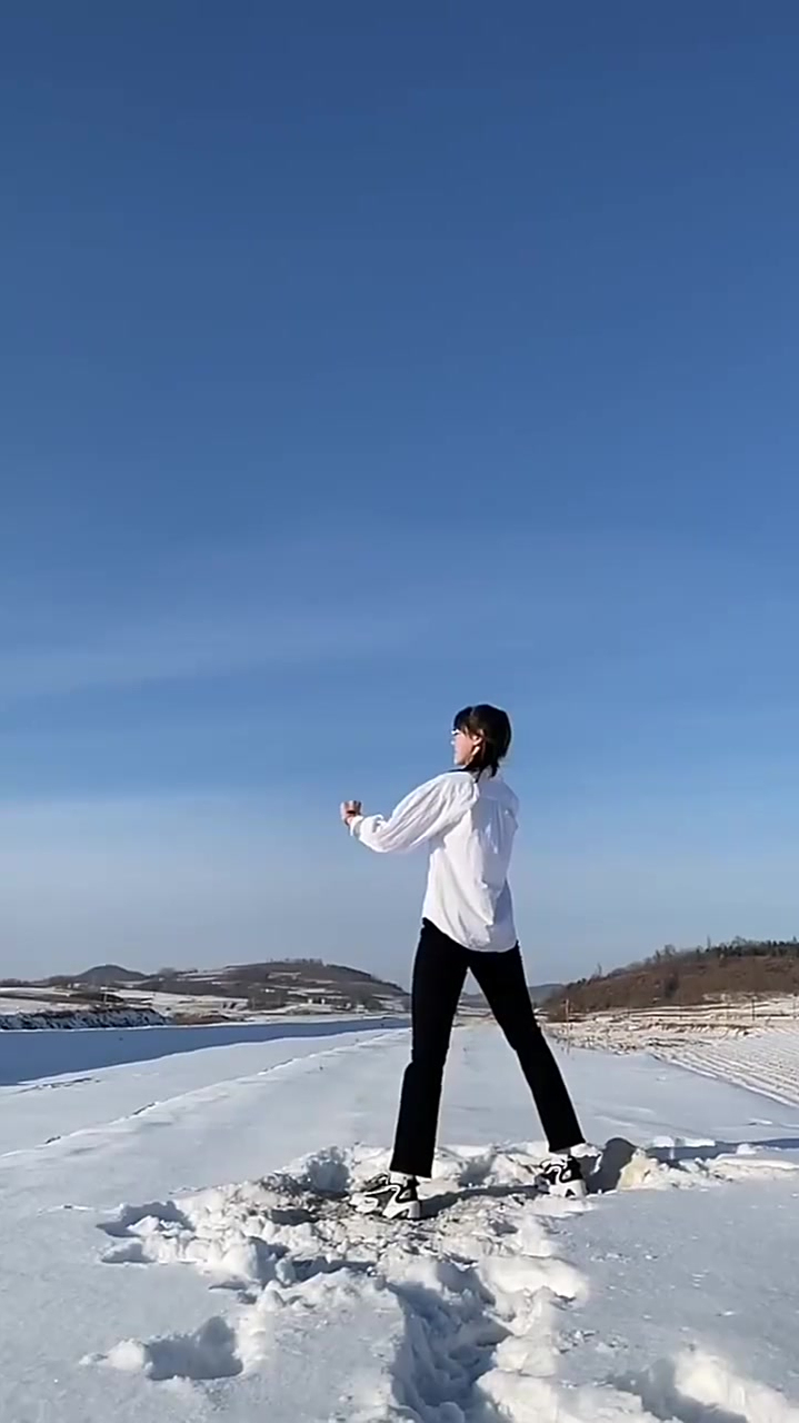 这就是舞蹈系妹子,非要给我秀一字马,你们认为标准吗?