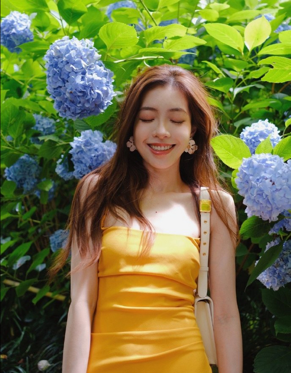 英雄联盟# #赛讯峡谷lpl专场#  lpl女主持希然近三天内晒照两次,相同