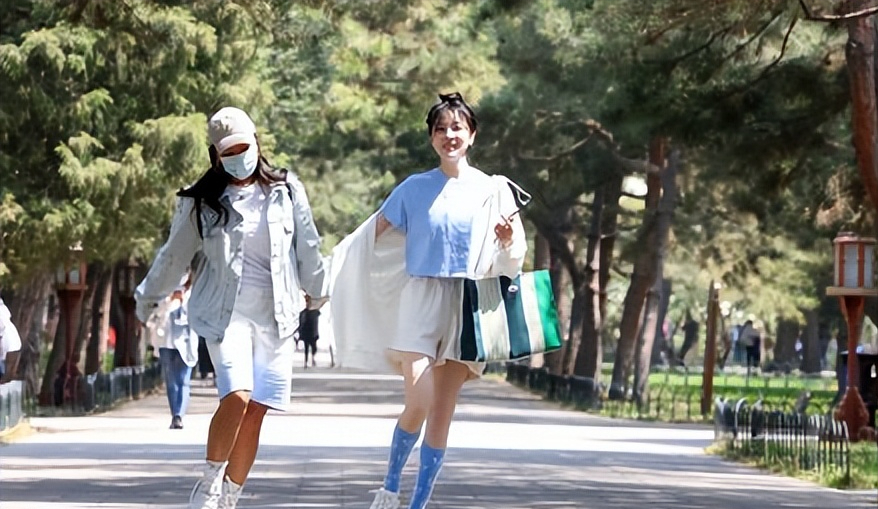 回顾女明星公园误入相亲角高颜值被围观因无北京户口被大妈嫌弃