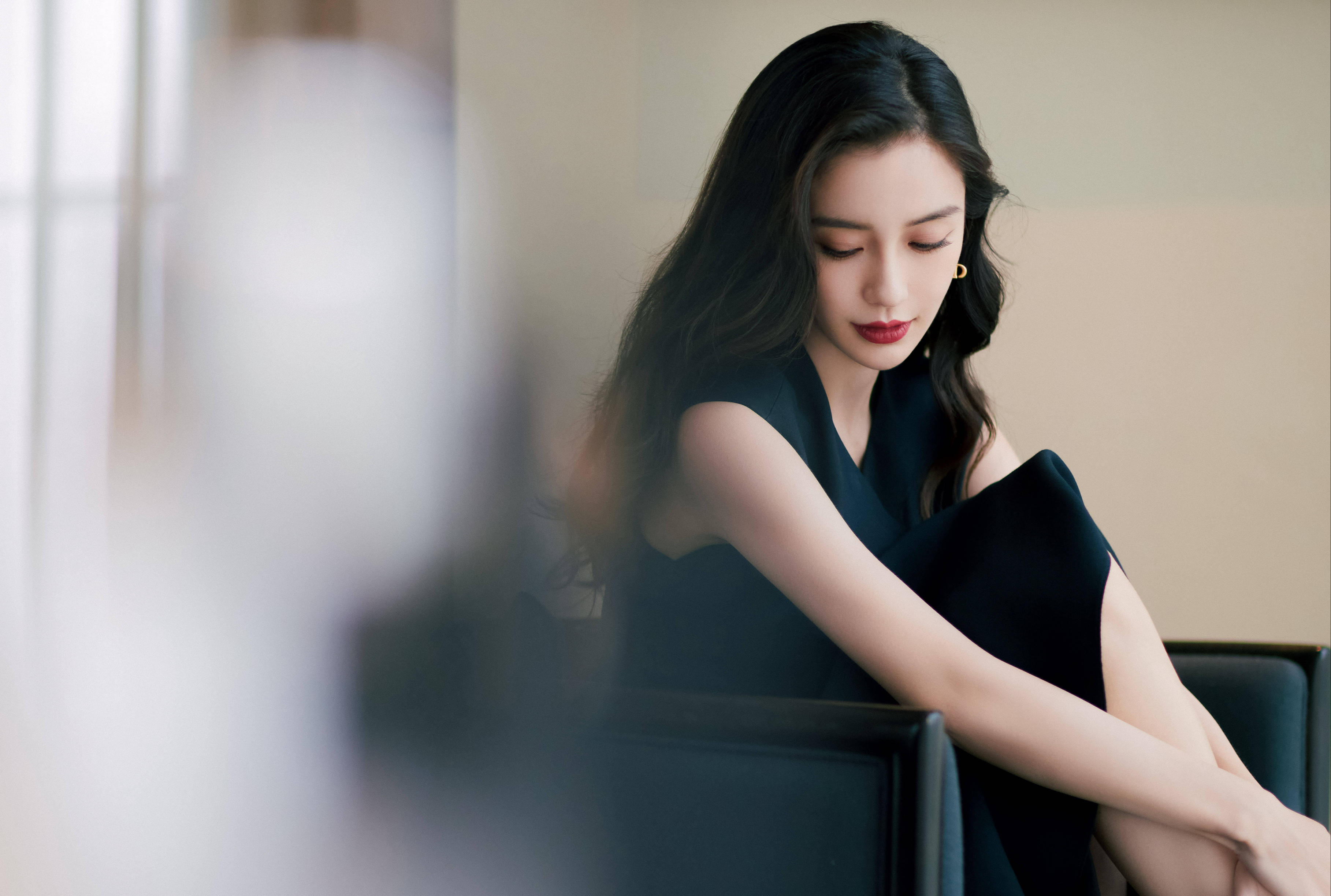 angelababy穿比基尼享受海滩风光,身材苗条笑容甜美