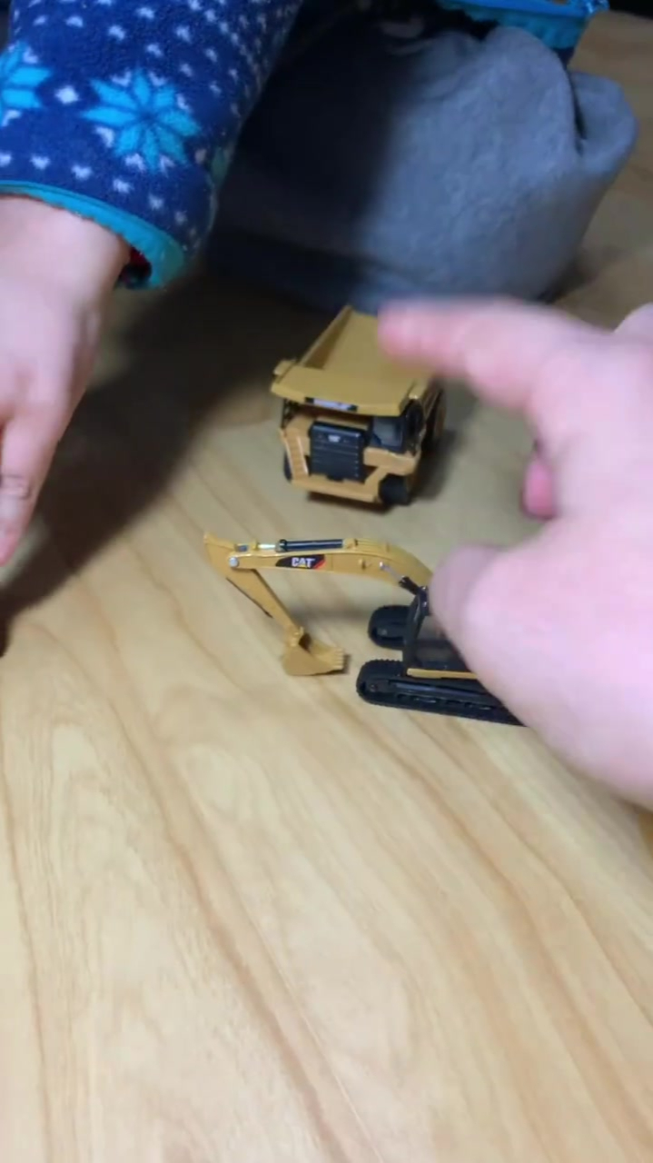 这就是男孩子玩到掉漆也不肯扔的玩具工程车