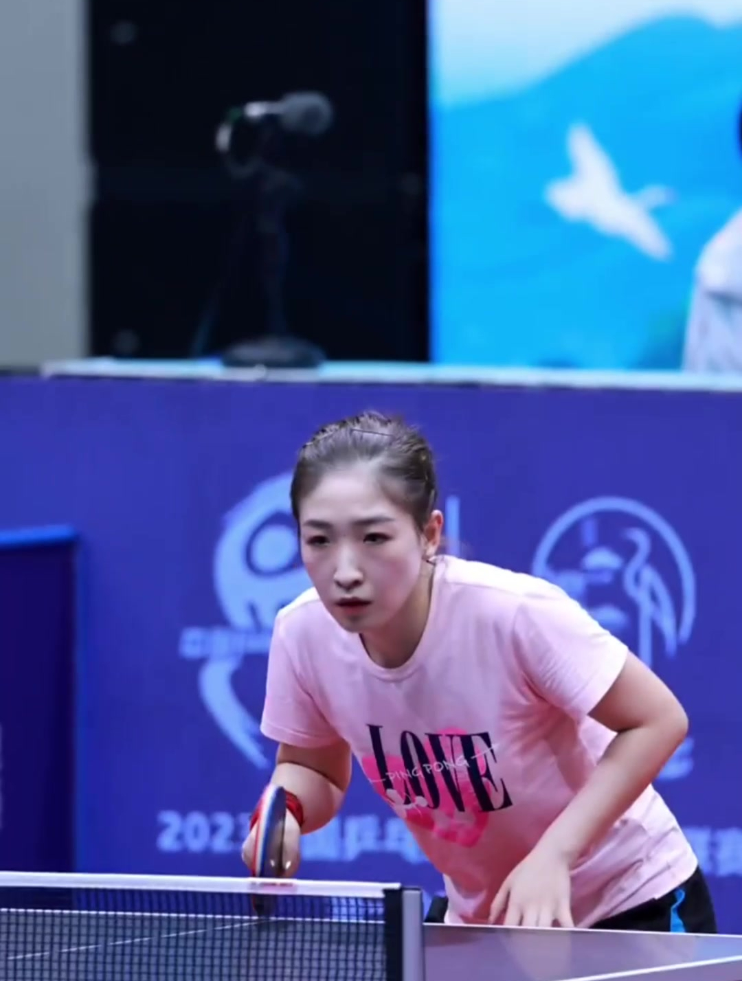 带你近距离欣赏刘诗雯打球,还是一如既往的漂亮,教科书式打球