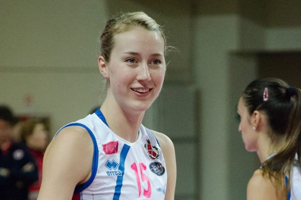 美国美女主攻32岁摘金退役,曾是世锦赛mvp,如今沦落到发球替补