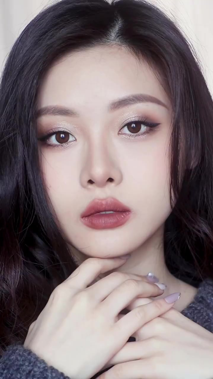 干净的冷调灰棕系妆容