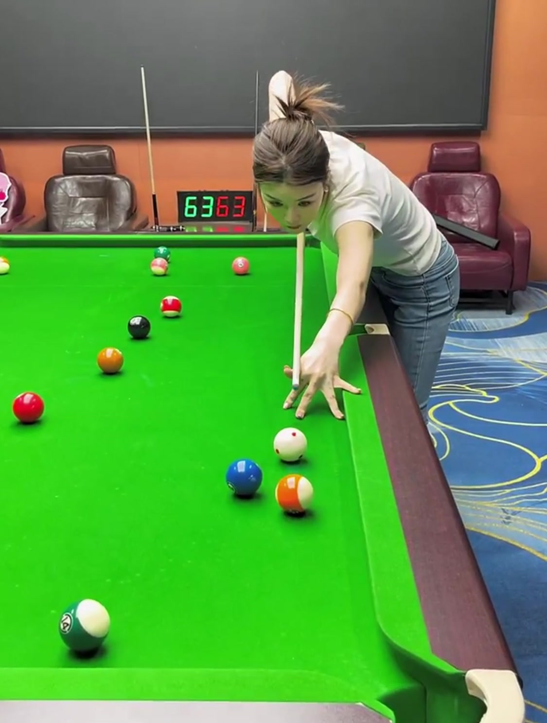 美女小姐姐花式台球极限秀操作,这招扎杆打的,我震惊了