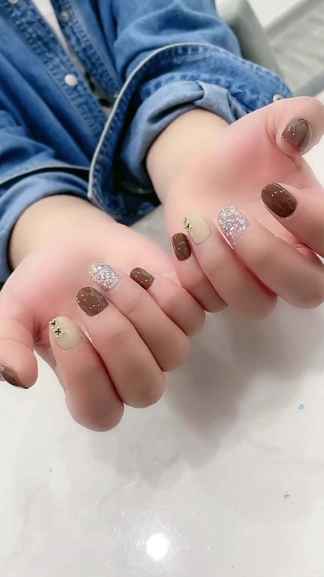 春季显白卡其色大亮片美甲