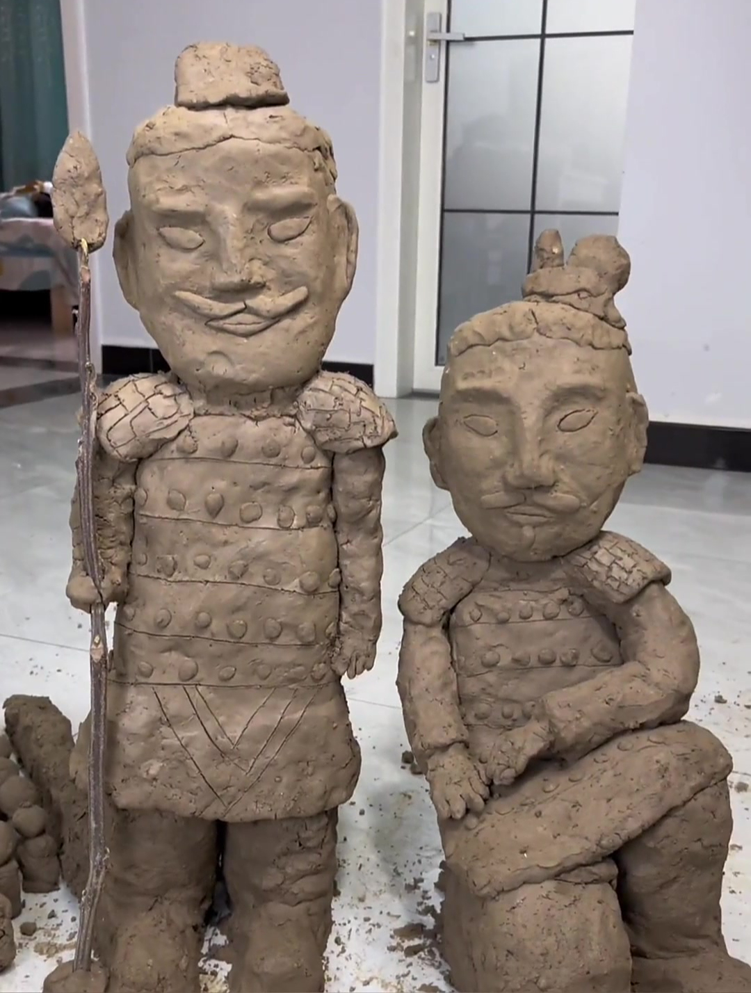 孩子在家自己做兵马俑,这孩子真是个天才,是中国大好人才