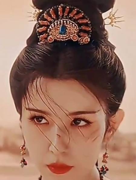 强烈建议她哈妮克孜把敦煌风造型焊死在身上