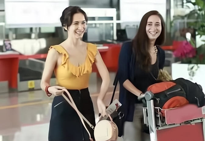 卢靖姗和妹妹机场照曝光,花边上衣甜美可人,妹妹气质吸人视线