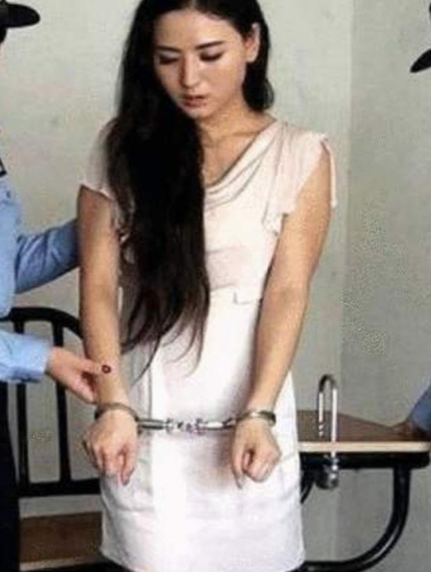 2006年女刑犯执行死刑,笑着看记者,其罪名放火烧夫 4-度小视