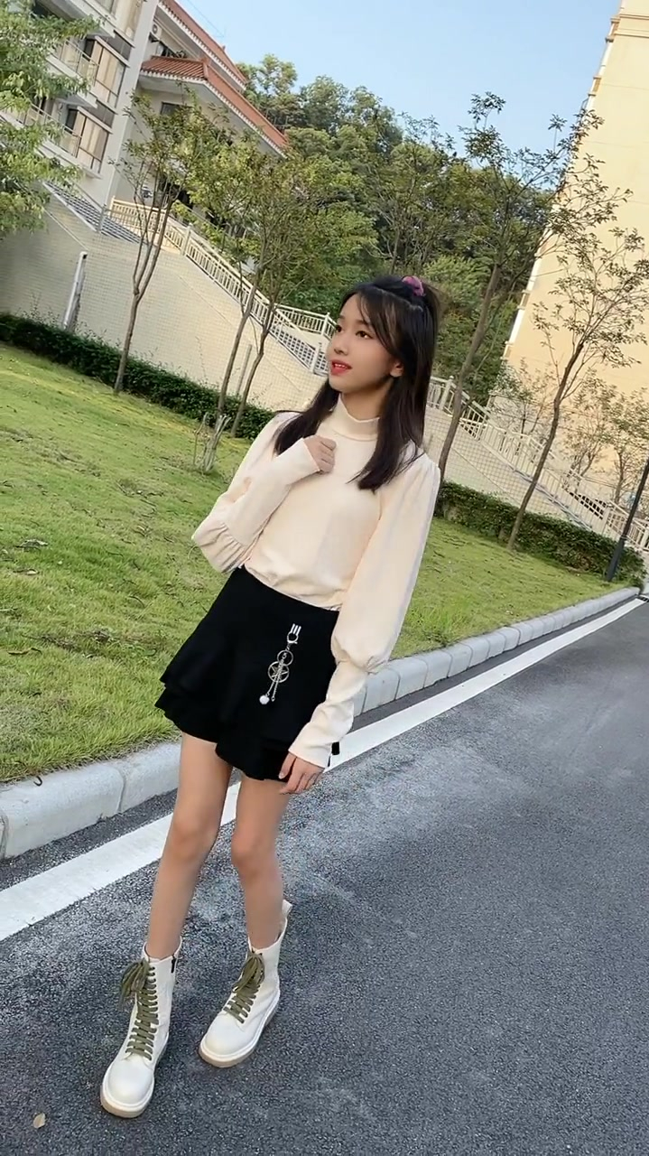 宋小睿都什么天气了还穿着这身衣服唱歌难道不会冻得跑调吗