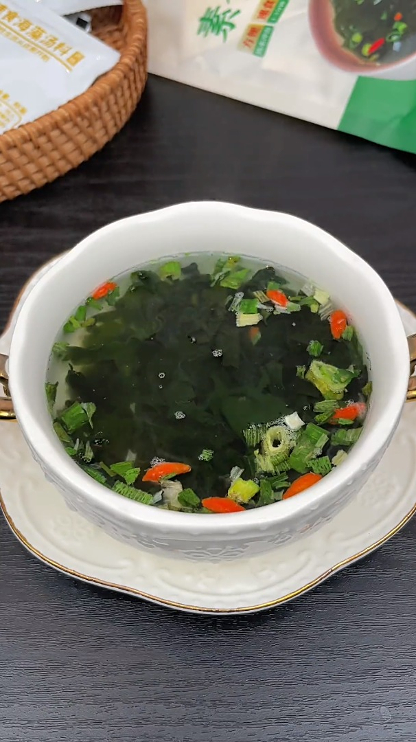这个速食海藻汤实在太方便了,随时随地可以来一碗鲜美又暖和的汤