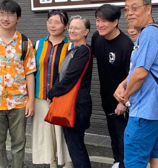 62岁周华健现身日本!与白发妻子同框合照,背补丁包,宛如母子