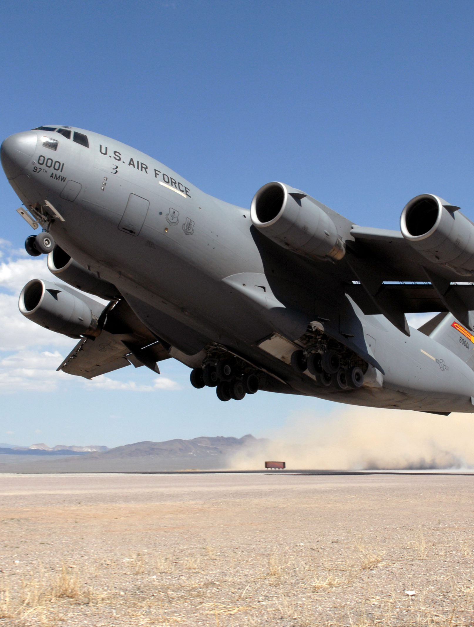 40吨航空燃油该怎么运输?天才方法:c17运输机大力出奇迹-度小视